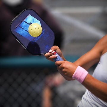 holding hudef paddle